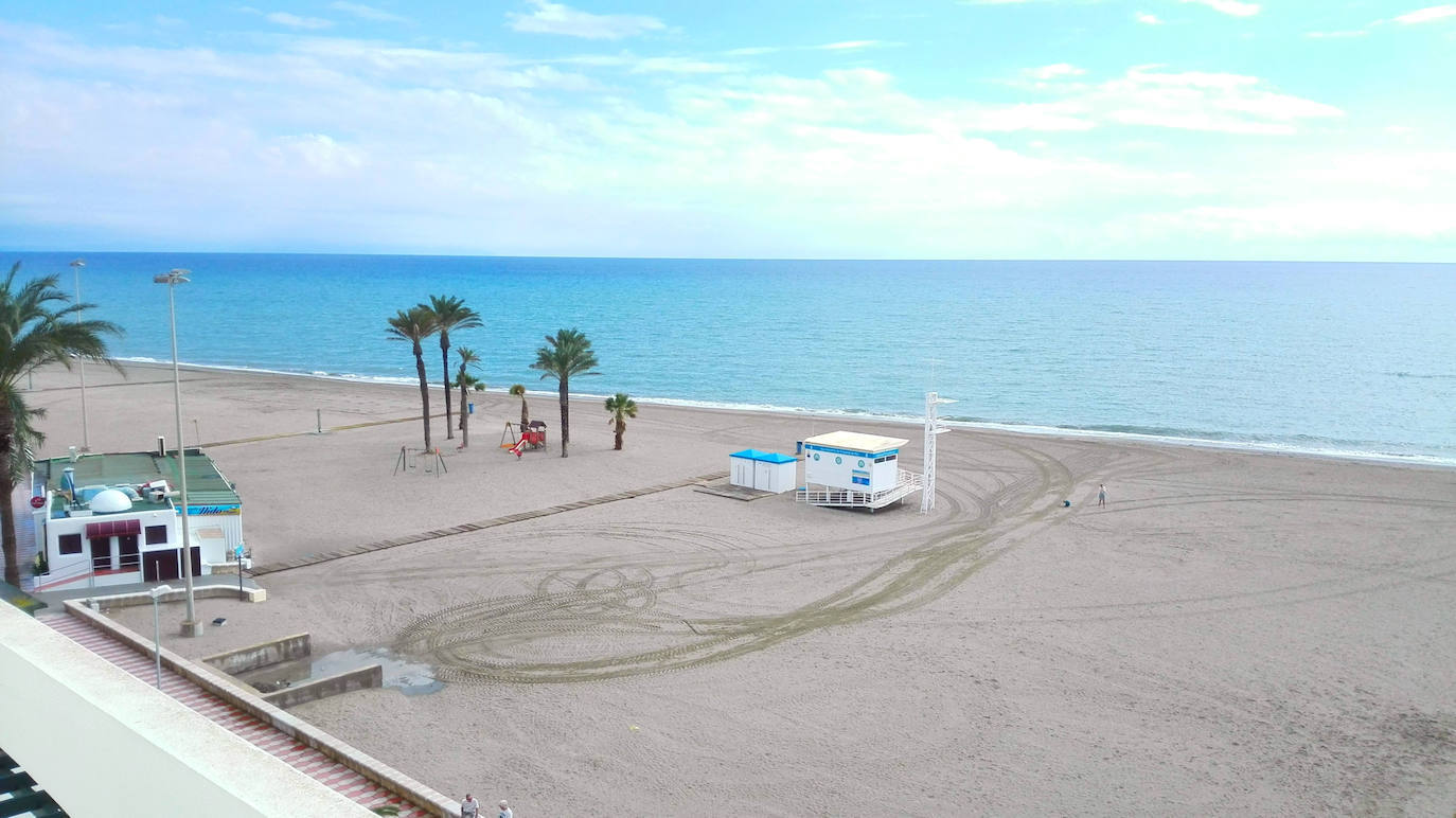 Las Catedrales no es al única que supera la cifra de 60.000 búsquedas. Roquetas de Mar, en Almería (en la foto), provoca el mismo interés. Zahara de los Atunes (Cádiz) y Almuñécar (Granada) son las otras dos playas que más búsquedas han generado en las últimas semanas, según este informe