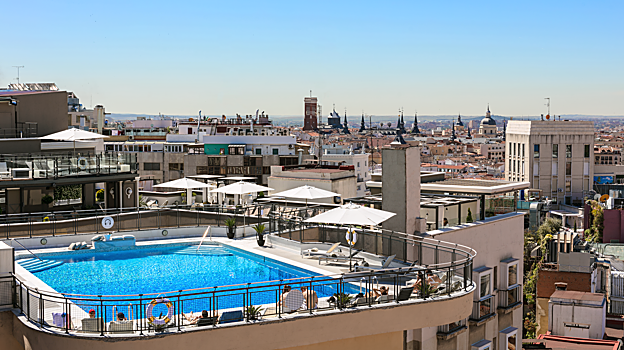 Imagen de la piscina del Hotel Emperador