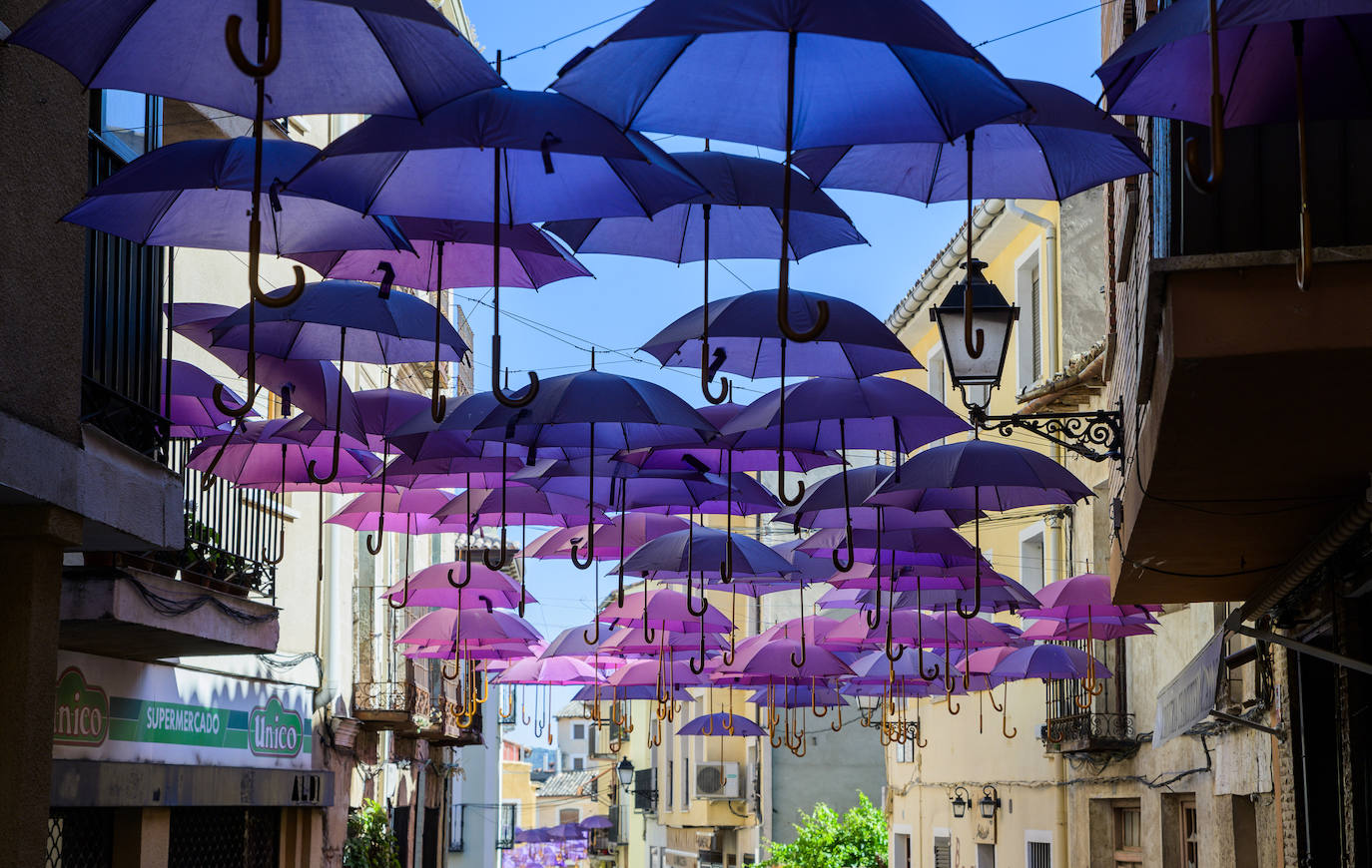 Decoración con el color de la lavanda en Brihuega, el pasado 30 de junio