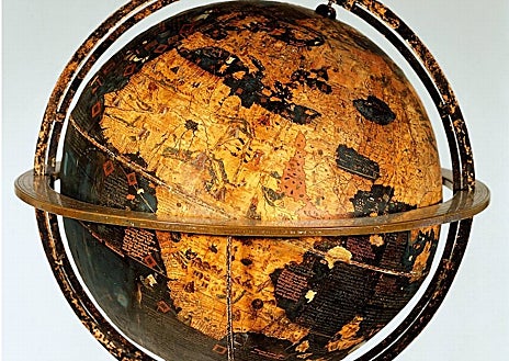 Imagen secundaria 1 - El Behaim Globe forma parte desde hace pocas semanas del registro 'Memory of the World' elaborado por la Unesco. En la imagen superior, el globo con la responsable del museo de Nuremberg, Susanne Thürigen (izquierda) y Daniel Hess