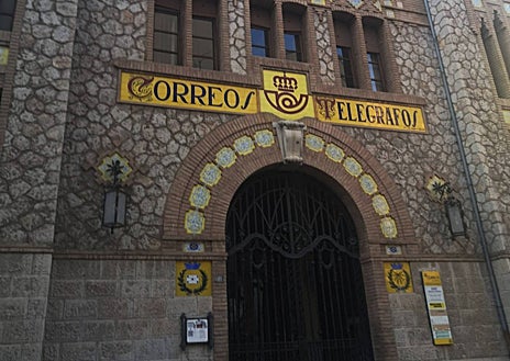 Imagen secundaria 1 - En Castellón, los azulejos más vistosos se destinaron primero a la Iglesia y las casas de la nobleza, pero acabaron al alcance del resto de la población, en fachadas, patios interiores y las habitaciones. Sobre estas líneas, a la izquierda, la fachada del edificio de Correos. A la derecha, un mural histórico en la Plaza Na Violant