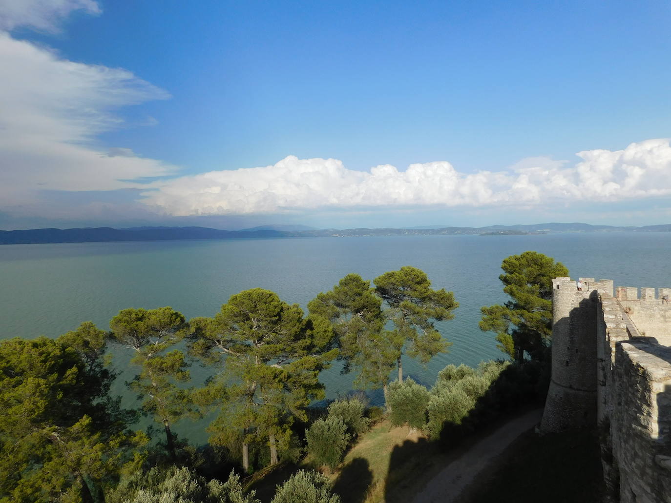Lago Trasimeno (Umbría), 182 537 menciones. Umbría, el corazón verde de Italia, es la única región del centro de la península que no está bañada por el mar, pero las playas del lago de Trasimeno son una fantástica opción para refrescarse. Los amantes del arte no pueden dejar de visitar Città della Pieve, pueblo medieval donde nació el pintor Pietro Vanucci, más conocido como el Perugino.