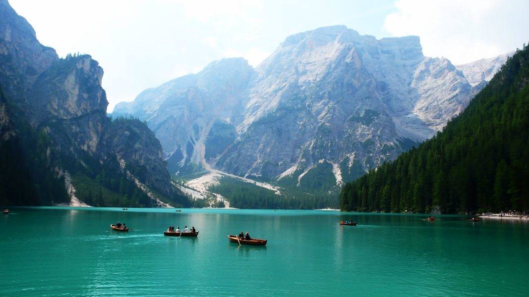 Lago de Braies (Trentino-Alto Adigio), 487 637 menciones. En la provincia de Bolzano, a 1.496 metros sobre el nivel del mar. Es el lago más grande de las Dolomitas, y mientras que en verano sus aguas son de un precioso color esmeralda, en invierno se congelan. Para descubrir toda su belleza, nada mejor que alquilar una barca de remos o recorrer el perímetro del lago a pie, siguiendo un sendero de unos 3,6 km de longitud de dificultad baja. La zona también es un paraíso para los amantes del cicloturismo y de las rutas de mountain bike.