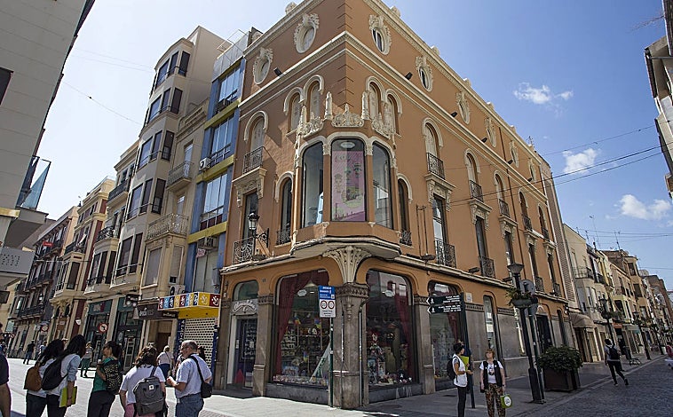 Imagen principal - En Castellón, los azulejos más vistosos se destinaron primero a la Iglesia y las casas de la nobleza, pero acabaron al alcance del resto de la población, en fachadas, patios interiores y las habitaciones. Sobre estas líneas, a la izquierda, la fachada del edificio de Correos. A la derecha, un mural histórico en la Plaza Na Violant