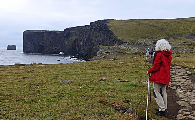 Promontorio de Dyrhólaey. En la imagen se aprecia el arco menor del farallón