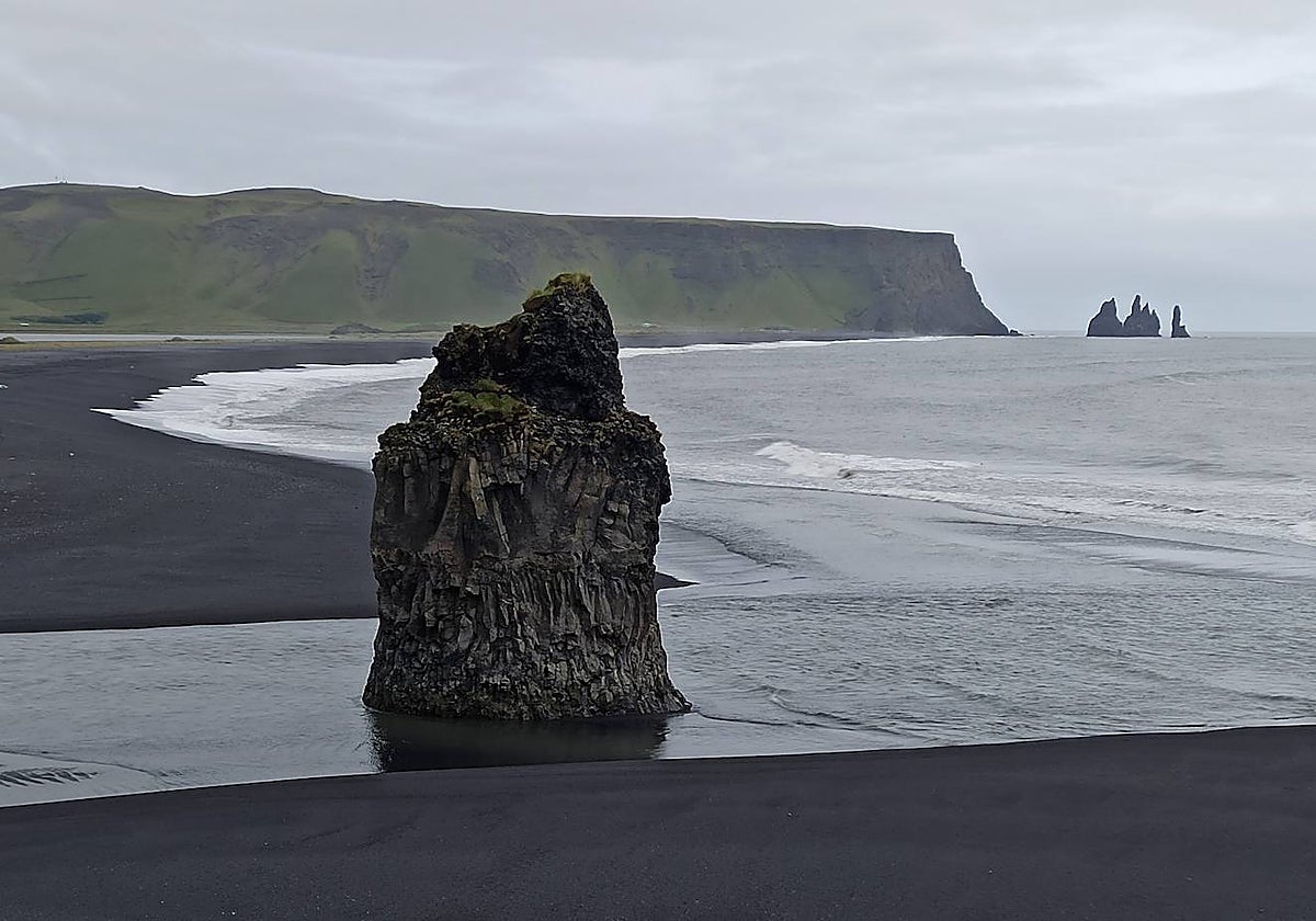 Playa de Reynisfjara, en Islandia. Al fondo los islotes Reynisdrangar