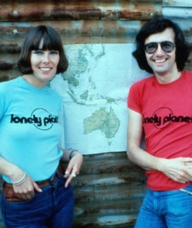 Imagen secundaria 2 - La primera guía de Lonely Planet, Across Asia on the Cheap, fue publicada en 1973. A la izquierda, el matrimonio Wheeler posa con un ejemplar. En la foto superior, la primera oficina abierta en Australia tras el éxito de los primeros títulos. A la izquierda, la pareja, con el mapa de Asia y Australia a su espalda