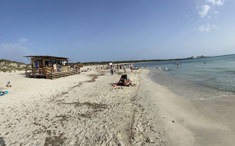 Imagen principal - Es Trenc -en la foto superior- es la playa icónica del sur mallorquín, la que confirma que para disfrutar un arenal de aguas de color turquesa no es necesario viajar al Caribe. Sobre estas líneas, a la izquierda, el Faro de Sa Puntassa. A la derecha, el Mercado de Santanyí 