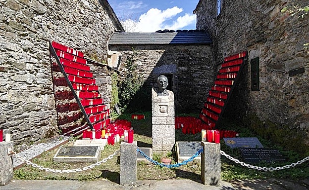 Recuerdo a Elías Valiña, sacerdote vertebrador del moderno Camino y creador de la Flecha Amarilla, en Cebreiro