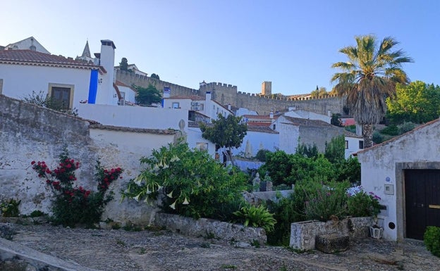 Perfil de la localidad de Óbidos, con sus iglesias y su muralla, al atardecer