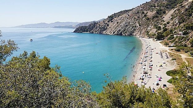 Acantilados de Maro-Cerro Gordo: caminando al filo del Mediterráneo