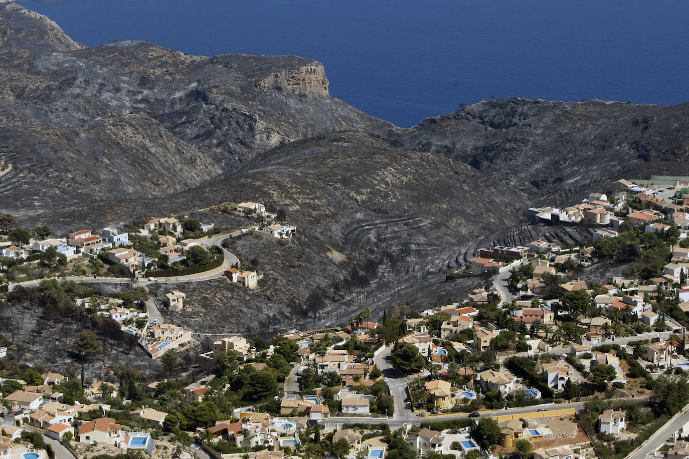 Benitachell (Alicante). Algunas de las calas más conocidas son Cala del Moraig, Cala dels Testos y Llebeig.El propio municipio también cuenta con puntos de interés como la iglesia de Santa María Magdalena o el Oratorio Jaime Llobell.