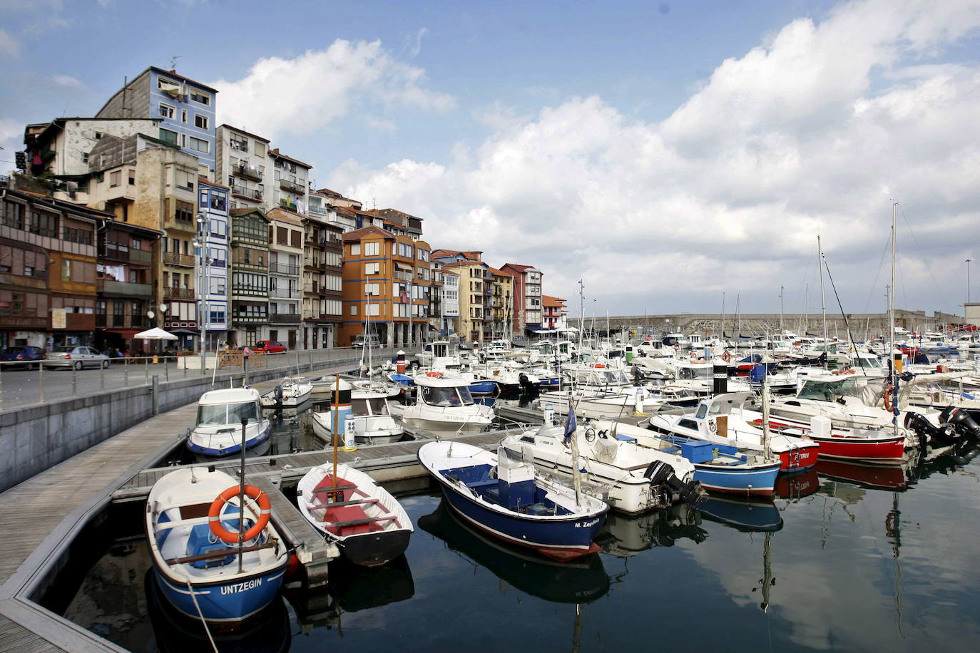 En la imagen el puerto de Bermeo, pueblo que cierra esta clasificación. Quizás la imagen más característica de esta localidad sea el islote de San Juan de Gaztelugatxe. Fundada en 1236, esta villa posee un importante puerto pesquero y varias empresas dedicadas a las conservas de pescado.