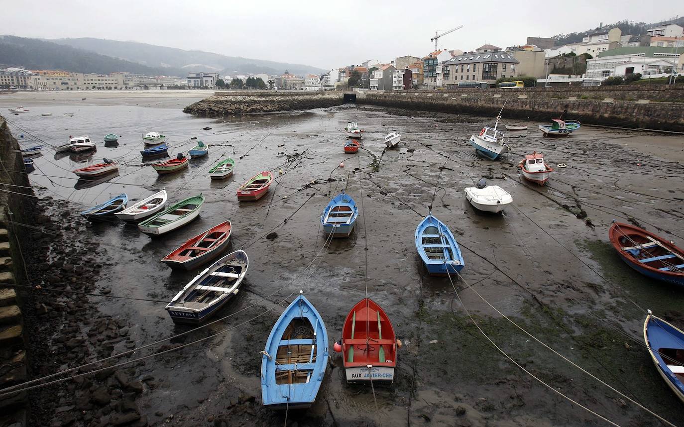 Cee, en La Coruña también atrae a muchos turistas. Tiene unos 7.000 vecinos y está en la Costa de la Muerte. Cuenta con un rico patrimonio cultural en el que destacan la Iglesia de Santa María de Xunqueira del siglo XV y el Castelo do Príncipe, una antigua fortaleza del siglo XVIII. Otro atractivo de la zona es la espectacular Playa de Estorde.