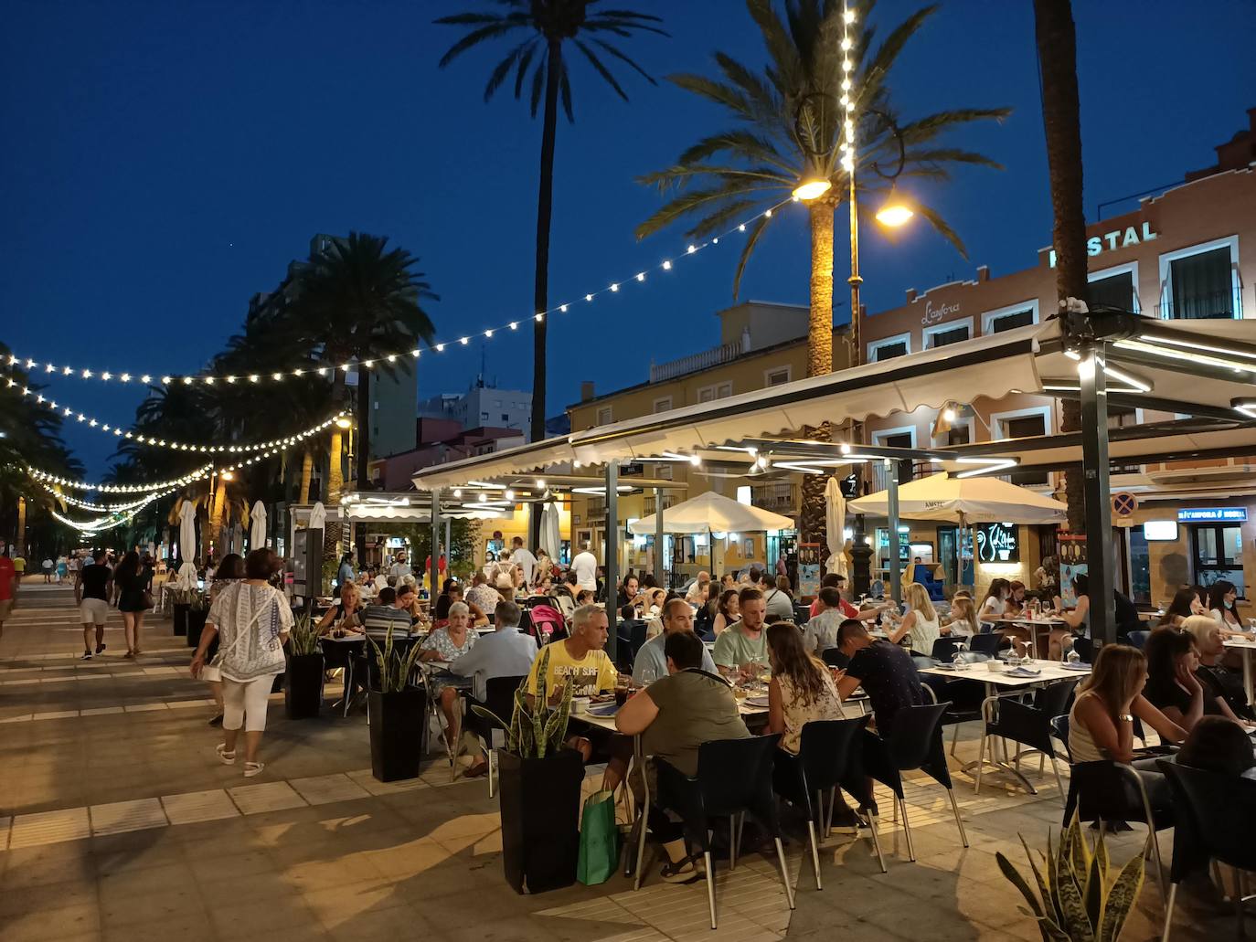 Denia, con más de 40.000 habitantes censados, es algo más que un pueblo. Está al final de Alicante, ya cerca de la frontera con Valencia. El castillo (visitable), el Parque Natural del Montgó, las fiestas de Moros y Cristianos o las playas animal los meses de verano. En la foto, el paseo marítimo. 