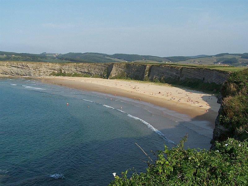 Langre (Cantabria) cierra el top ten, los diez primeros clasificados en esta lista de Clubrural. Este municipio y en particular su famosa playa es perfecta para los apasionados del surf.
