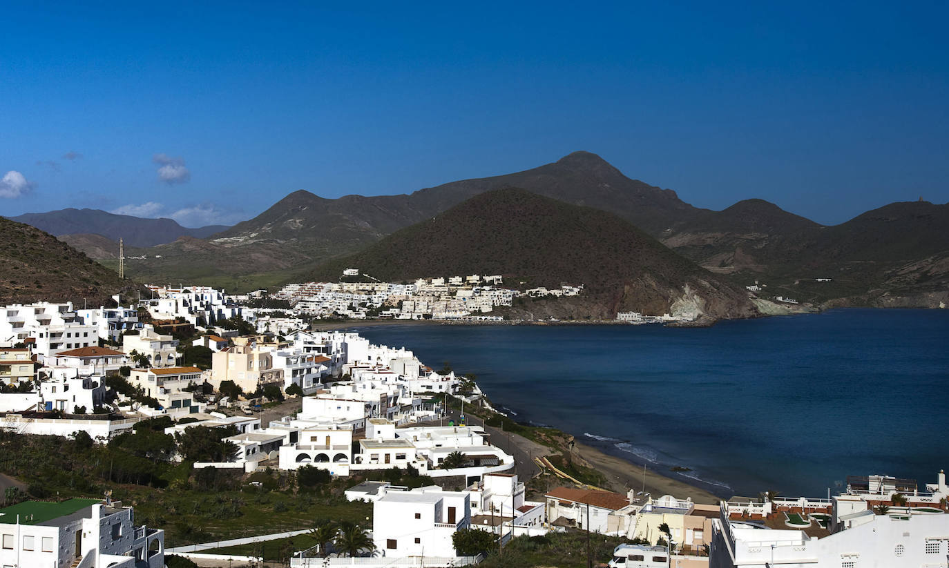 San José, Almería, es la capital del Parque Natural de Cabo de Gata. El pueblo está rodeado de calas y playas espectaculares como la Playa de Mónsul y Playa de Genoveses.