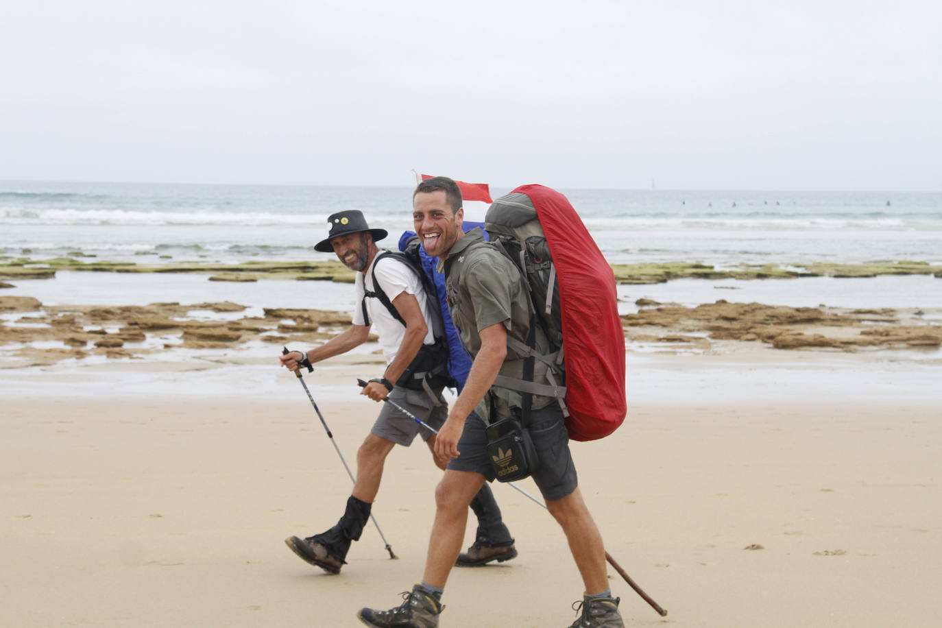 Peregrinos en la playa de Somo, en Cantabria, localidad que ocupa la octava posición de esta lista. Esta playa es uno de los mayores atractivos turísticos de la villa, que también posee una importante tradición artesana formada por el gremio de ceramistas y un importante patrimonio artístico.