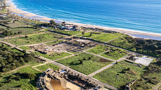 Imagen de la playa de Bolonia y ruinas Baelo Claudia