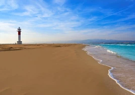 Una playa en el Mediterráneo donde aún asombra la distancia entre bañistas