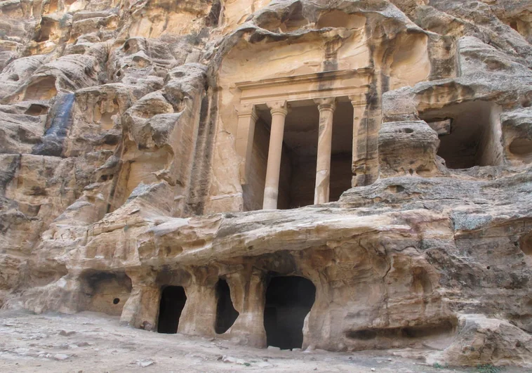 Una de las construcciones de la Pequeña Petra, el comienzo de la ruta