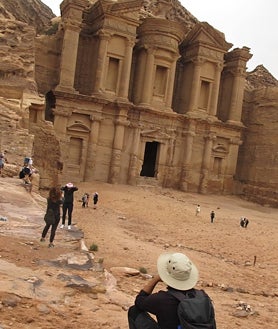 Imagen secundaria 2 - El camino desde la Pequeña Petra al Tesoro es uno de los tramos que forma parte de la sexta etapa del Jordan Trail, ruta de senderismo inaugurada en 2017 que va desde Um Qais, en el norte, hasta Aqaba, en el sur. En las fotos, el Wadi Araba y la subida a la meseta de Ad Deir. A la derecha, el Monasterio, una de las fachadas estrella de la antigua ciudad nabatea