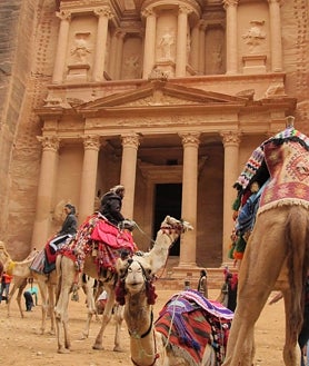 Imagen secundaria 2 - En la foto superior, las Tumbas Reales, una hilera de grandes mausoleos con fachadas monumentales en el centro de Petra. Sobre estas líneas, el teatro excavado en la roca. A la derecha, el Tesoro, la imagen más conocida en todo el mundo de Petra, sobre todo después de aparecer en 'Indiana Jones y la última cruzada' (1989)