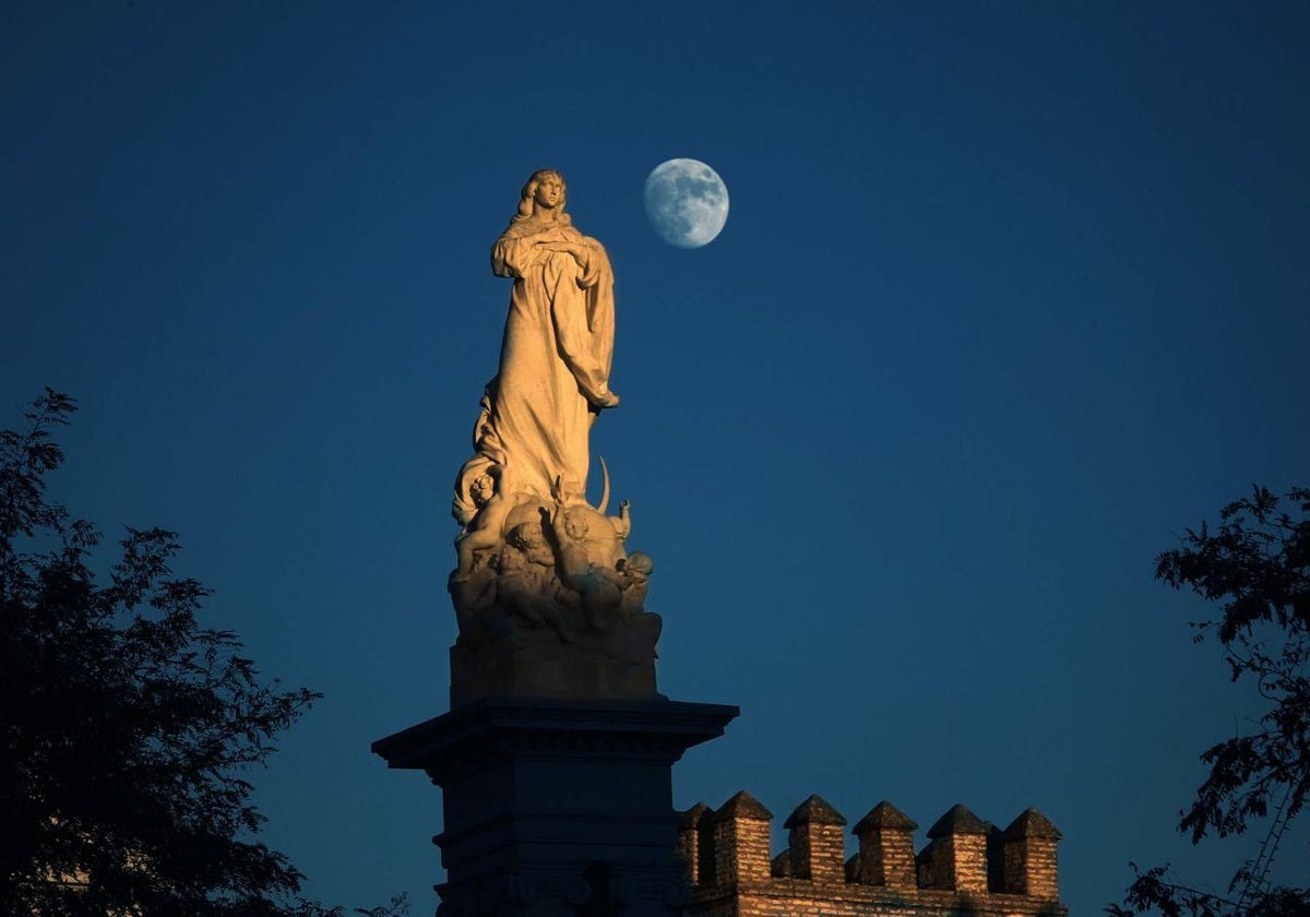 El monumento a la Inmaculada de la Plaza del Triunfo, al atardecer