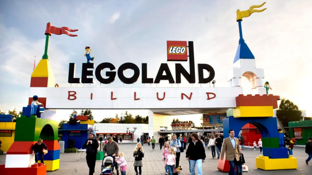 Entrada al parque de atracciones 'Legoland', en Billund