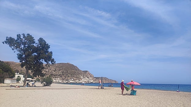 Agua Amarga cuenta con una fantástica playa urbana en la que se puede disfrutar de fantásticos baños