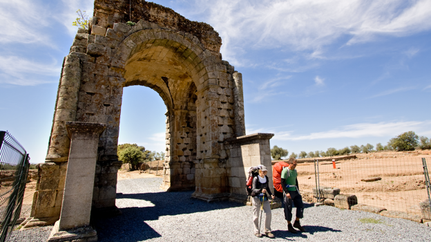 Imagen del arco romano de Cáparra