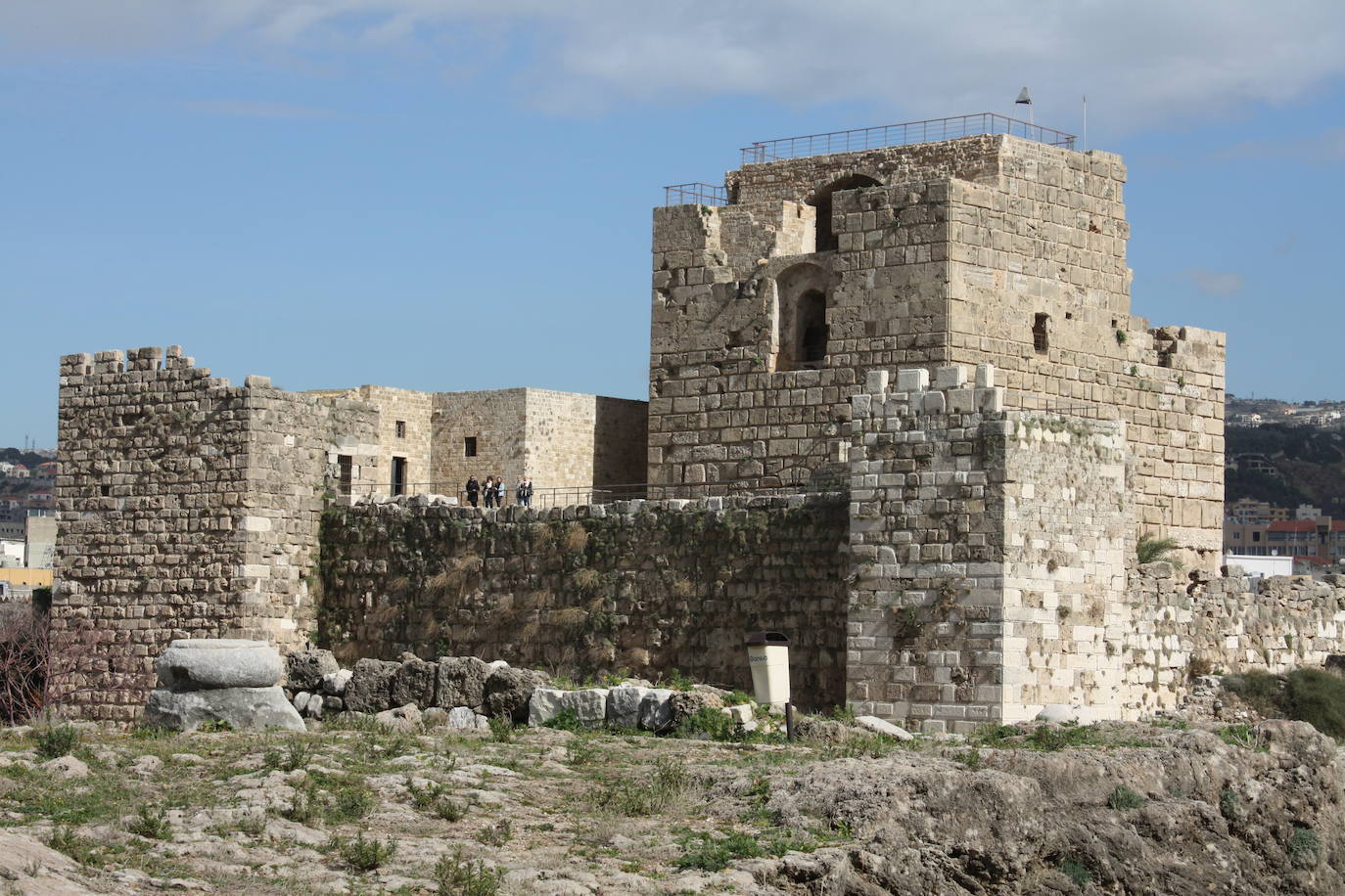 Situada a 40 km de Beirut, la ciudad costera de Biblos ha estado continuamente habitada desde el Neolítico. En el yacimiento arqueológico pueden verse importantes vestigios de las numerosas civilizaciones que por aquí pasaron. Algunos de los lugares más destacados son el castillo de la época de las Cruzadas, el teatro romano, el templo con forma de L, el templo de los Obeliscos y la necrópolis real, por mencionar algunos.