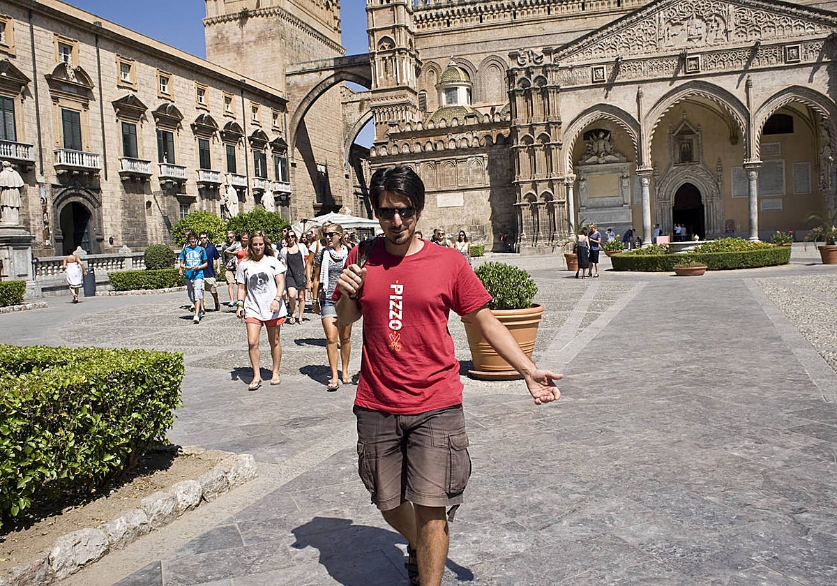 Un guía de Addiopizzo rodeado de turistas durante el Palermo No Mafia Tour