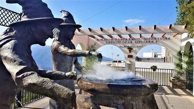 Soportújar cuenta con un casco urbano marcado por un urbanismo alpujarreño muy típico