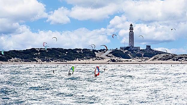 Gente practicando kitesurf en la playa de Caños de Meca