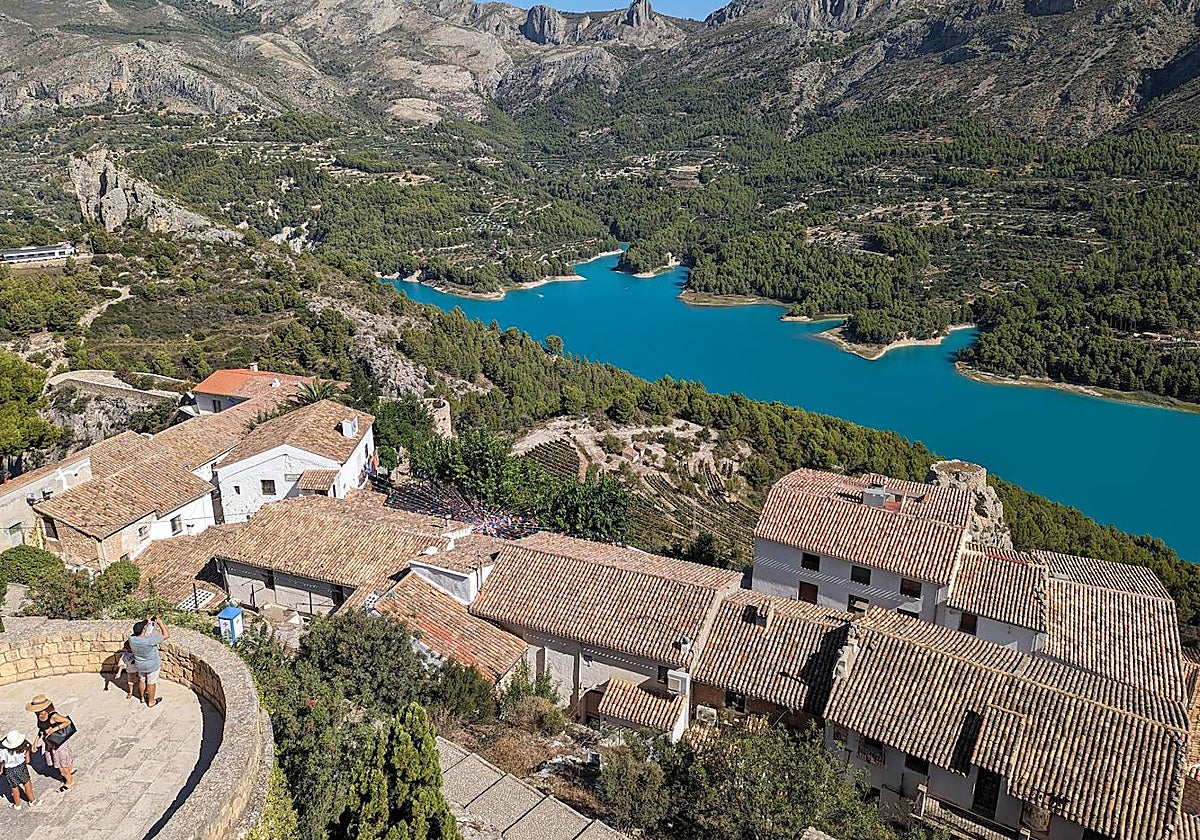 Guadalest -el pueblo y el embalse- vistos desde la parte superior del castillo