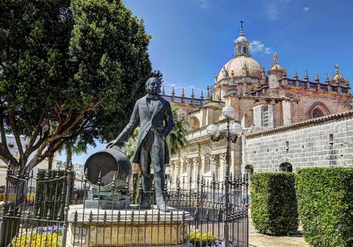 Monumento a Manuel María González Ángel, junto a la Catedral de Jerez de la Frontera (Cádiz)