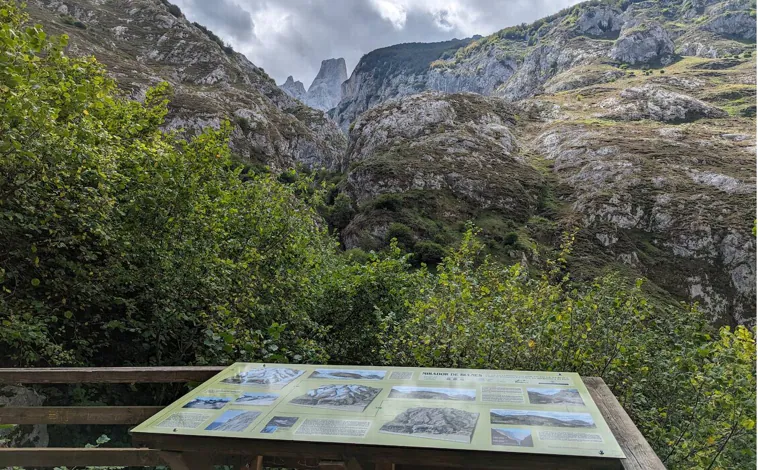 Imagen principal - La cumbre del Naranjo de Bulnes está a 2.519 metros sobre el nivel del mar. A diez minutos a pie desde Bulnes está el mirador que podemos ver en la foto superior, en el que que se aprecia la reconocible silueta de esta montaña. En el pueblo comienzan infinidad de rutas por estas montañas. A la izquierda, el cementerio, en los Picos de Europa.