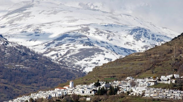 Impresionante estampa de Capileira en pleno invierno