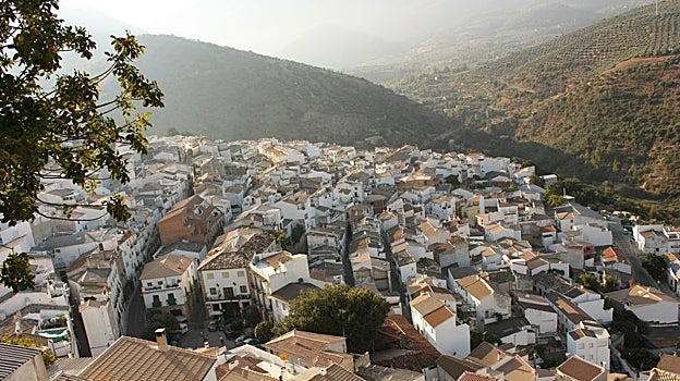 Torres se encuentra situado a 888 metros sobre el nivel del mar, en un entorno dominado por el agua y la naturaleza