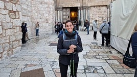 El increíble viaje de Carlota: 6.000 km a pie, sola, un año de Finisterre a Jerusalén