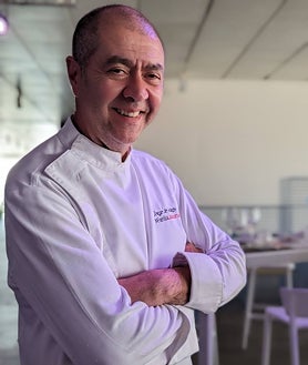 Imagen secundaria 2 - 'Sorolla, una nueva dimensión' utiliza la tecnología (gafas de realidad virtual y proyecciones en paredes de gran tamaño) para acercarse a la obra y vida del artista. Sobre estas líneas, a la izquierda, trajes de Alba García inspirados en las pinceladas del pintor. A la derecha, el chef Jorge de Andrés, autor de un menú inspirado en los catorce paneles de 'Visión de España'