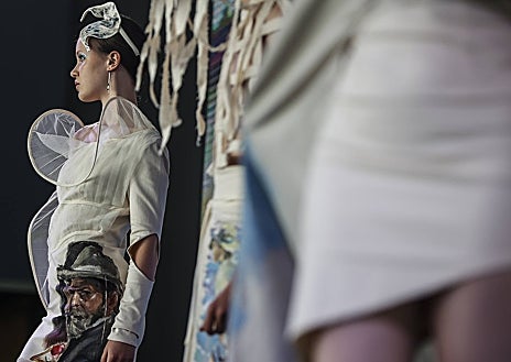 Imagen secundaria 1 - 'Sorolla, una nueva dimensión' utiliza la tecnología (gafas de realidad virtual y proyecciones en paredes de gran tamaño) para acercarse a la obra y vida del artista. Sobre estas líneas, a la izquierda, trajes de Alba García inspirados en las pinceladas del pintor. A la derecha, el chef Jorge de Andrés, autor de un menú inspirado en los catorce paneles de 'Visión de España'