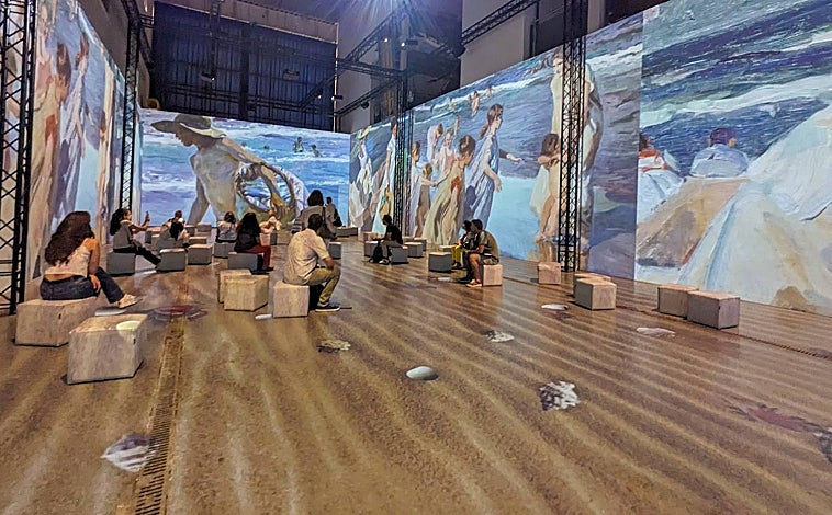 Imagen principal - 'Sorolla, una nueva dimensión' utiliza la tecnología (gafas de realidad virtual y proyecciones en paredes de gran tamaño) para acercarse a la obra y vida del artista. Sobre estas líneas, a la izquierda, trajes de Alba García inspirados en las pinceladas del pintor. A la derecha, el chef Jorge de Andrés, autor de un menú inspirado en los catorce paneles de 'Visión de España'