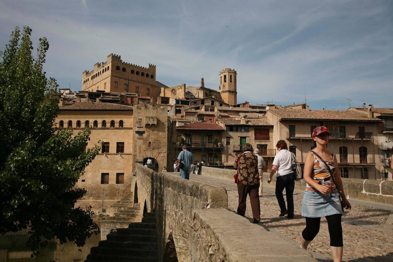 Valderrobres, Teruel. Cuenta con seis ermitas de época medieval o moderna, restos de antiguas fábricas y elementos arquitectónicos artesanales como la Cueva del Mas de Juanos y más de cien masías esparcidas por su amplio territorio. En 2004, la iglesia de Santa María la Mayor, la Casa Consistorial, el Castillo del Arzobispo y todo el Conjunto Histórico fueron declarados Bien de Interés Cultural por el Gobierno de Aragón.