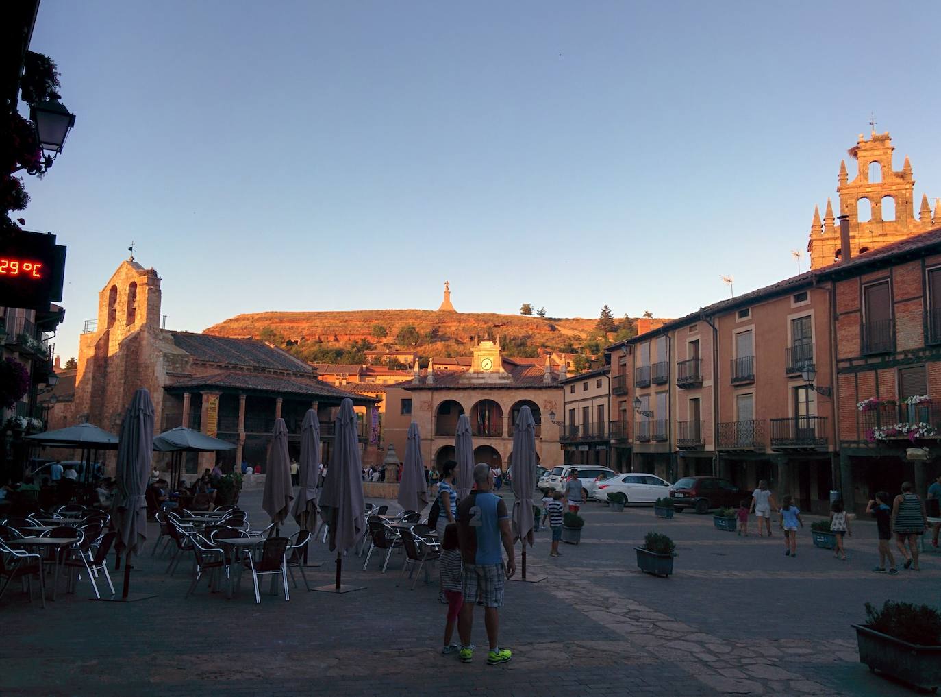 Ayllón, Segovia.  La villa de Ayllón se encuentra en el extremo nordeste de la provincia de Segovia, asentada en las faldas de una rojiza colina y lindando con la provincia de Soria. Una vez se ha cruzado el arco medieval que da acceso al pueblo, el único que queda de los tres que tuvo el recinto amurallado, es momento de acercarse a su plaza Mayor, centro neurálgico que sorprende por su pintoresca personalidad con sus soportales con recios pilares de madera. Aquí se encuentran la iglesia de San Miguel, un templo románico tardío del siglo XII y modificaciones del siglo XVI que acoge exposiciones, conciertos y otros actos de carácter cultural, y el Ayuntamiento, situado en el que fue el primer palacio de los marqueses de Villena.