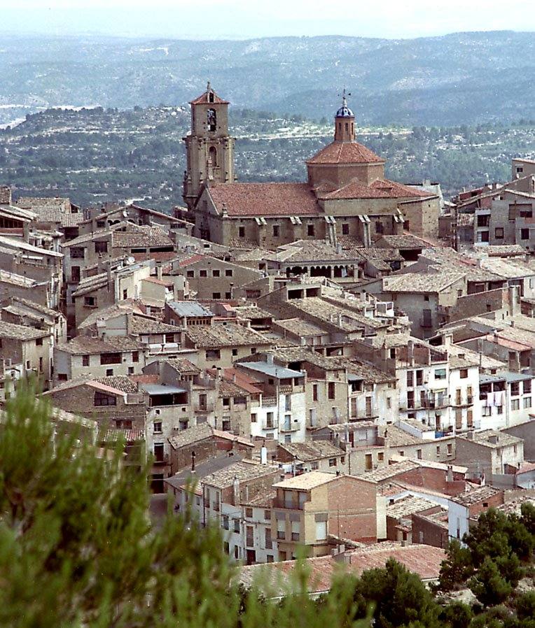 Calaceite, Teruel. En el corazón del Matarraña se encuentra esta localidad que fue declarada Conjunto Histórico-Artístico en 1973. El centro se articula en torno a la plaza Mayor y el templo parroquial. De este núcleo parten tres vías principales que atraviesan la población y que conectan con las capillas-portales, de la Virgen del Pilar, San Antonio, y la desaparecida Virgen del Rosario.