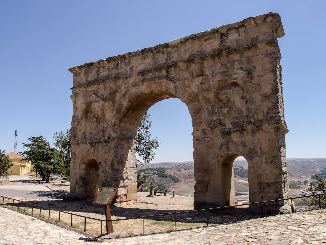 Medinaceli, Soria. En la ruta por el pueblo hay que ver el Arco Romano, único en la península por su triple arcada, probablemente del primer tercio del II (en la foto); el Convento de Santa Isabel, fundado por las Clarisas en 1528, único en activo de los cuatro con los que contó la Villa; la Iglesia de San Román, del siglo XIII, o la plaza Mayor, conjunto de gran belleza donde sobresale el Palacio Ducal y la Alhóndiga (siglo XVII).