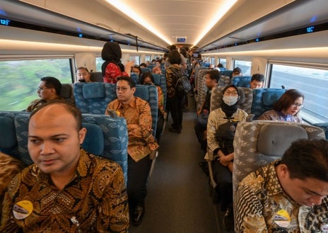 Imagen secundaria 1 - Como el primer ferrocarril de alta velocidad del sudeste asiático, el Whoosh se extiende a lo largo de 142,3 kilómetros entre la ciudad capital de Yakarta y el popular destino turístico de Bandung en Indonesia. La velocidad máxima de funcionamiento de los trenes es de 350 kilómetros por hora.