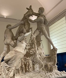 Imagen secundaria 2 - Sobre estas líneas, la musa Urania, una de las colosales estatuas grecorromanas que pueden verse en el Museo Arqueológico Nacional de Nápoles. A la derecha, el Toro Farnesio, copia romana de una griega original fabricada en bronce (130 a.C.). Arriba, Hércules, una escultura en mármol del siglo III d. C., obra del escultor ateniense Glykon, una copia de la obra en bronce atribuida a Lisipo, escultor del siglo IV a. C